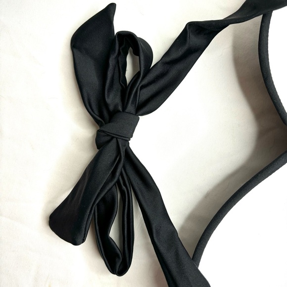 Black bikini top size medium - Picture 3 of 5